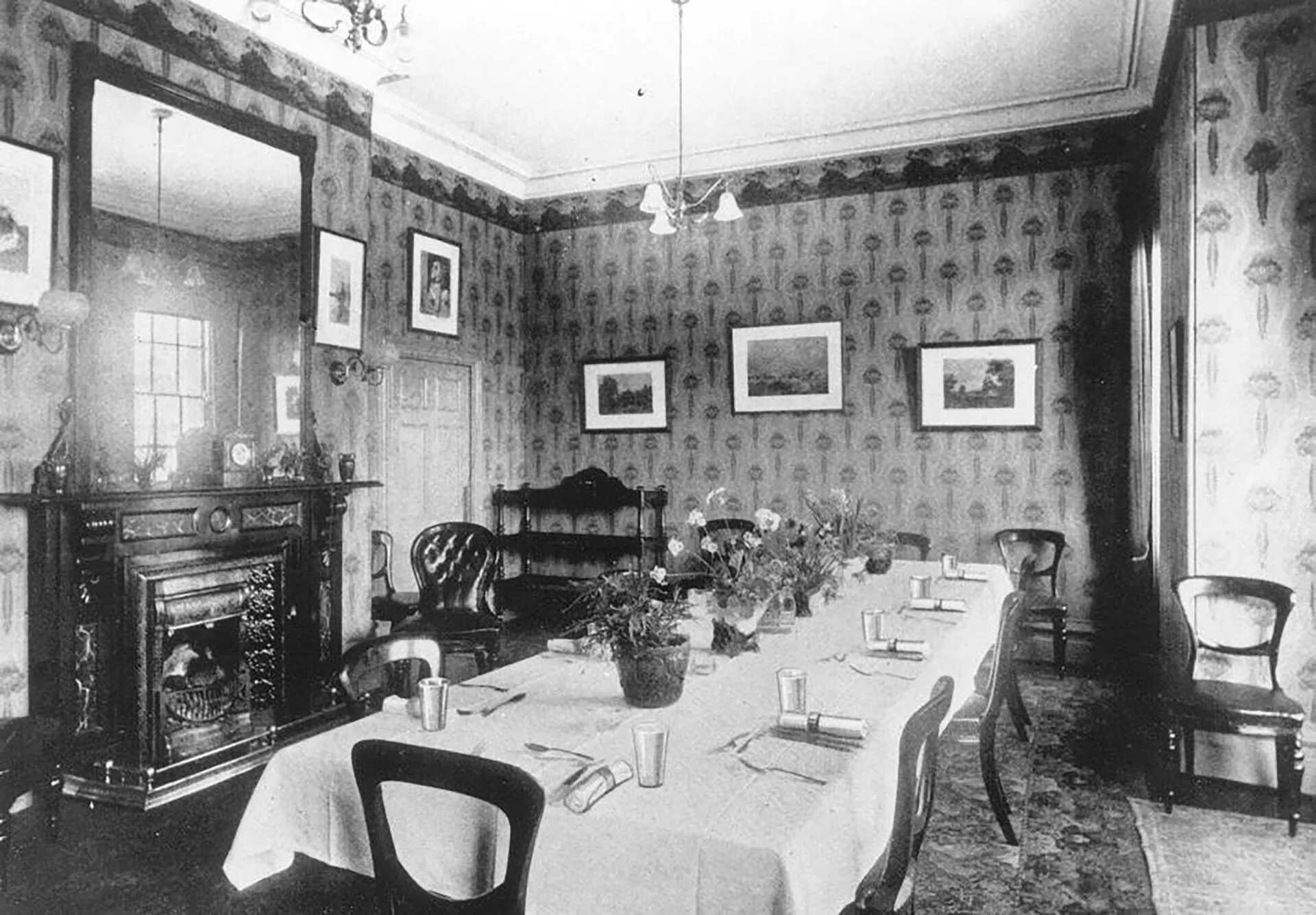 The Warneford staff dining room in 1913.