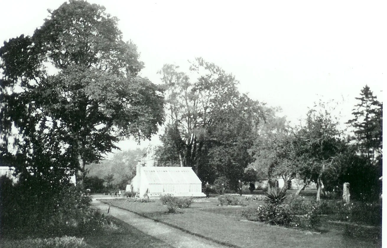 The Ornamental Garden in 1900, showing the original greenhouse. Credit: Oxfordshire History Centre POX0112319