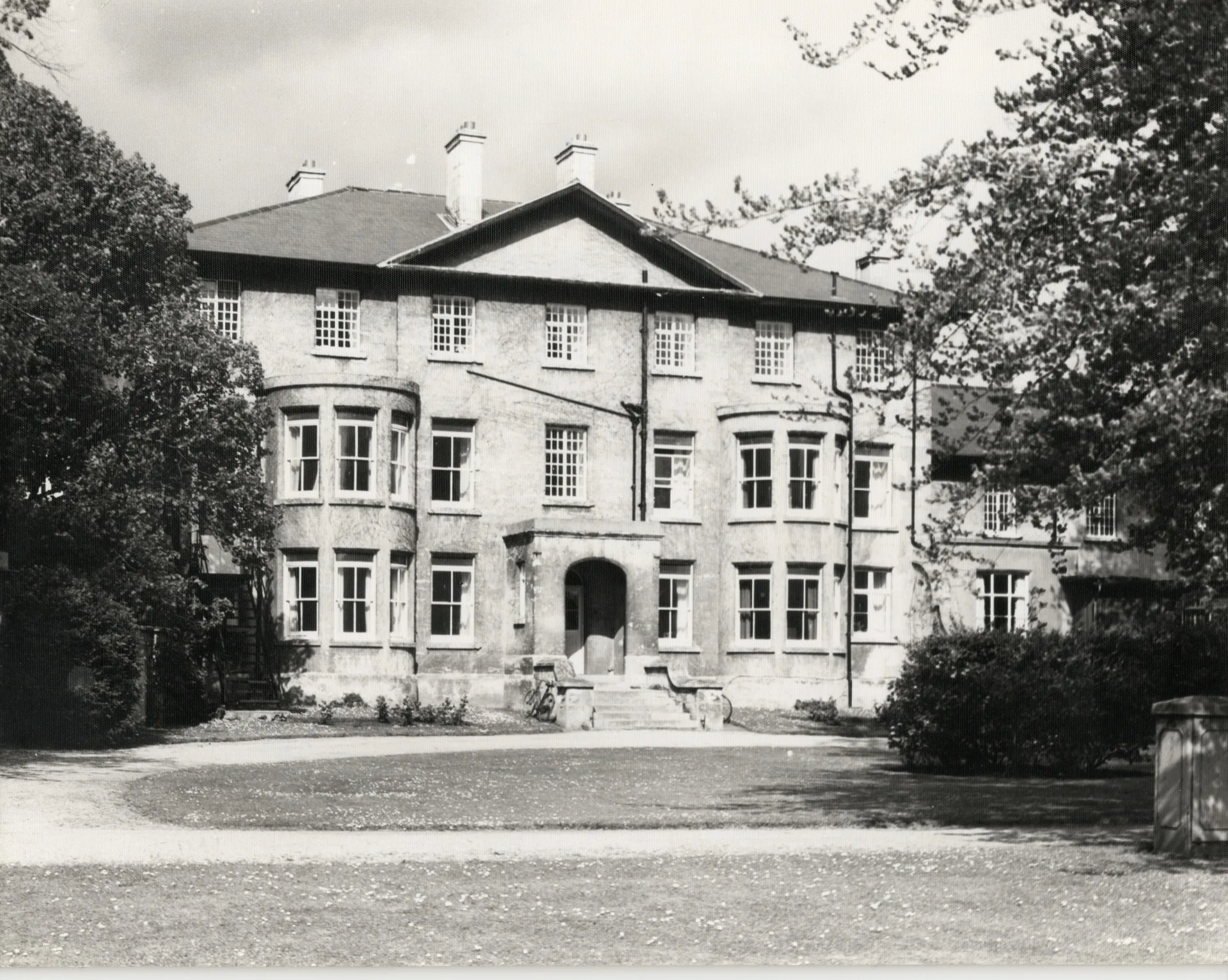 The former front of the hospital (until 1877) depicted in the early 20th century; this entrance is now at the back of the building. Credit: Oxfordshire Health Archives OHA W10 A1/5