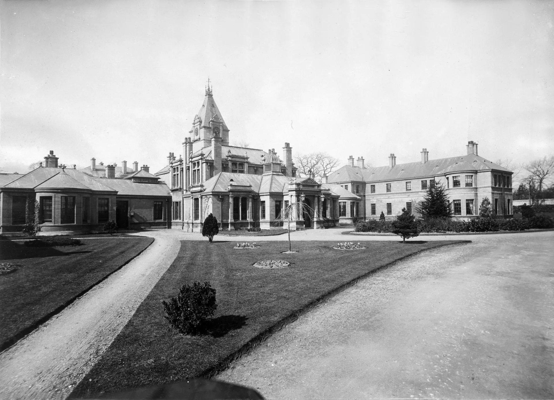 The front entrance of the Warneford Hospital in 1901. Credit: Oxfordshire History Centre POX0112149