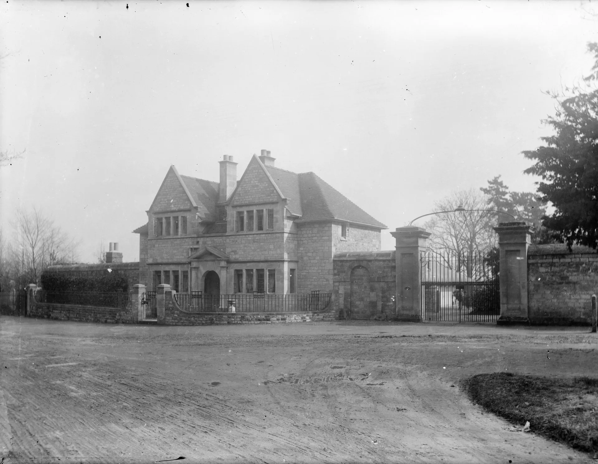 The Gate Lodge was replaced in 1910; here you can see the entrance to the Warneford and the new lodge in the early 20th century. Credit: Oxfordshire History Centre POX0087616