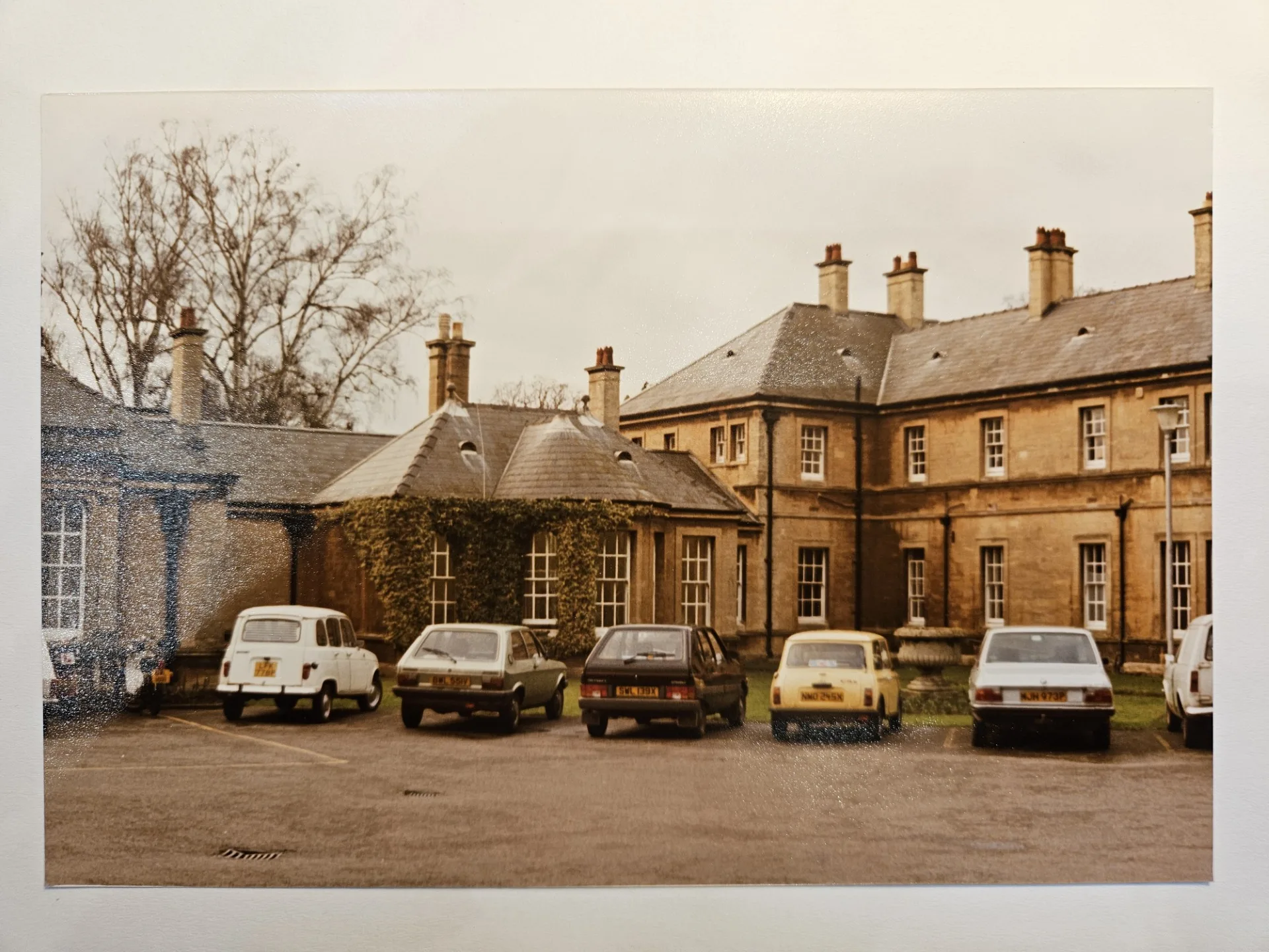 The front of the Wintle Ward, photographed in the 1970s. You can just see an urn between the cars – this has been relocated from its original position in the ornamental garden (see point of interest no.10). Credit: Oxfordshire Health Archives W10 A4/2/35